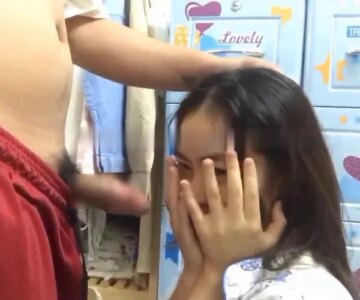 Bé nữ sinh đang bú cu mà anh cứ dí điện thoại vào quay mặt em