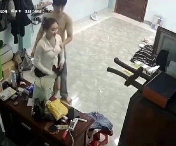 Chồng vắng nhà vợ trẻ được người tình tặng váy mới và làm luôn 1 nháy tại phòng ngủ