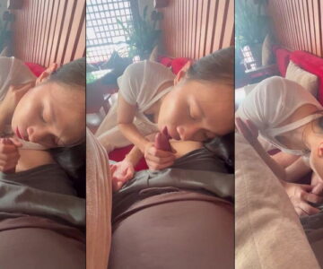 Ngồi giữa quán cà phê em vạch quần anh ra bú như chỗ không người