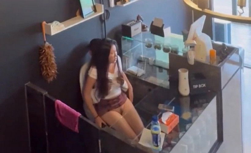 Đang lén lút chịch quầy thu ngân thì khách vào em phải rút ra vội